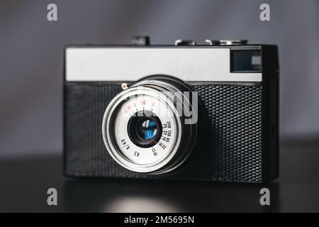 Nahaufnahme, Retro-Kamera auf unscharfem Hintergrund. Stockfoto