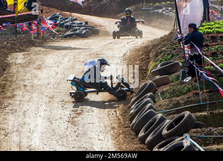 Männer des Hmong-Bergstammes fahren Formula hmong (der hölzerne Wagen, der die Lebensart der Ureinwohner im Norden Thailands in Gang setzt). Während der Neujahrsfeier von Hmong. Im Dezember oder Januar feiern die Hmong ihr neues Jahr mit dem Namen noj PEB Caug (ausgesprochen noch PE Chao). Eine größere öffentliche Feier findet an einem Veranstaltungsort im Freien statt. Es gibt viele Aktivitäten während dieser Veranstaltung, wie z. B. Spinning-Spiele, Arrow Shooting-Wettbewerbe, Singen und Tanzen und Werbespots. Junge Männer und Frauen tragen farbenfrohe Interpretationen traditioneller Kleidung, in der Hoffnung, einen Lebenspartner zu gewinnen. Besucher A Stockfoto