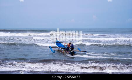 Yogyakarta, Indonesien - 27. März 2022: Mit traditionellen kleinen Booten bereiten sich die Fischer darauf vor, ins blaue Meer zu gehen, um zu fischen. Stockfoto