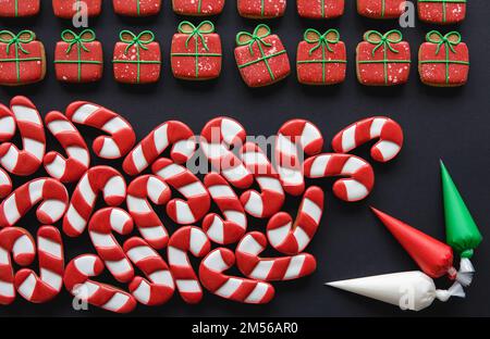 Weihnachtlich bunte, handgemachte Lebkekse, Draufsicht. Stockfoto