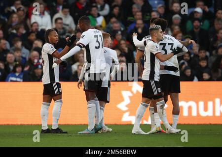 London, Großbritannien. 26. Dezember 2022. Bobby Reid von Fulham geht am Crystal Palace Torwart Vicente Guaita vorbei, um das Eröffnungstor auf 0-1 zu schießen und während des Premier League-Spiels zwischen Crystal Palace und Fulham am 26. Dezember 2022 im Selhurst Park, London, England, zu feiern. Foto: Ken Sparks. Nur redaktionelle Verwendung, Lizenz für kommerzielle Verwendung erforderlich. Keine Verwendung bei Wetten, Spielen oder Veröffentlichungen von Clubs/Ligen/Spielern. Kredit: UK Sports Pics Ltd/Alamy Live News Stockfoto