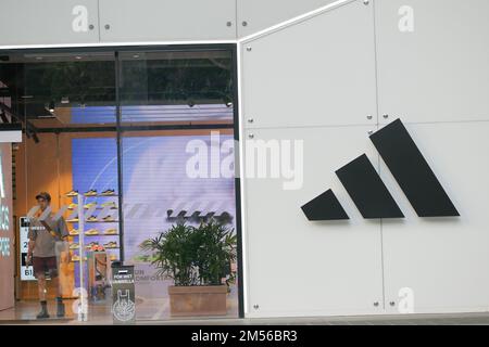 Singapore Orchard Road. 22. Juni 2022 Das Adidas-Schild vor dem Laden Stockfoto