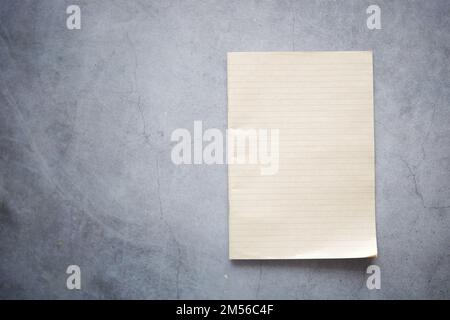 Draufsicht der alten Papierstruktur auf schwarzem Hintergrund Stockfoto
