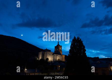 Ein wachsender Halbmond erhebt sich über Iglesia de San Nicolás de Bari in Molinaseca, León, Spanien. Das Dorf liegt entlang der Camino Frances, einer typischen Route Stockfoto