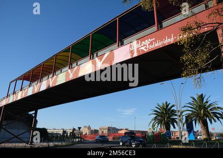 Fuenlabrada, Madrid. Spanien. 26. Dezember 2022 Solidaritätsbrücke am Eingang zu Fuenlabrada. Kredit: Pedro Arquero/Alamy. Stockfoto