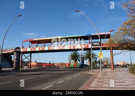 Fuenlabrada, Madrid. Spanien. 26. Dezember 2022 Solidaritätsbrücke am Eingang zu Fuenlabrada. Kredit: Pedro Arquero/Alamy. Stockfoto