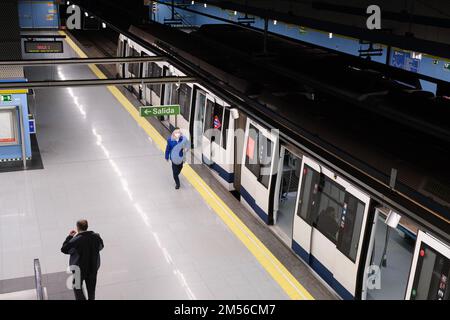 Fuenlabrada, Madrid. Spanien. 26. Dezember 2022 Blick auf die South Metro in der Gegend von Fuenlabrada. Kredit: Pedro Arquero/Alamy. Stockfoto