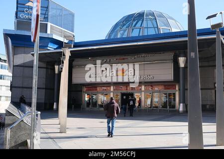 Fuenlabrada, Madrid. Spanien. 26. Dezember 2022 Eintritt zum Einkaufszentrum Plaza de Estación. Kredit: Pedro Arquero/Alamy. Stockfoto