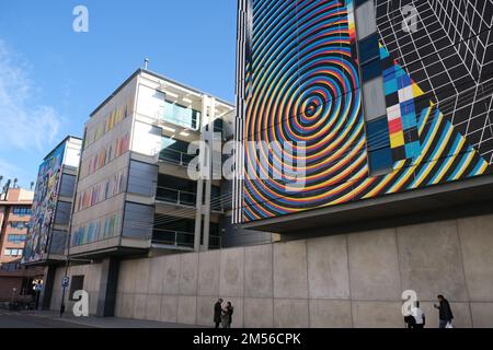 Fuenlabrada, Madrid. Spanien. 26. Dezember 2022 Blick auf das Rathaus von Fuenlabrada und seine Dekorationsgemälde an der Seitenfassade. Stockfoto