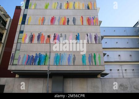 Fuenlabrada, Madrid. Spanien. 26. Dezember 2022 Blick auf das Rathaus von Fuenlabrada und seine Dekorationsgemälde an der Seitenfassade. Stockfoto