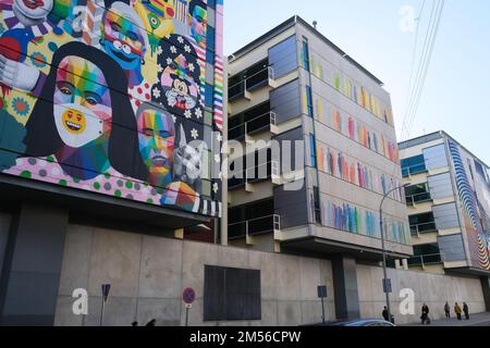 Fuenlabrada, Madrid. Spanien. 26. Dezember 2022 Blick auf das Rathaus von Fuenlabrada und seine Dekorationsgemälde an der Seitenfassade. Stockfoto