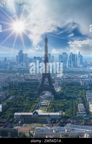 Paris, Luftaufnahme des Eiffelturms mit Hintergrundbeleuchtung, Sonnenstern, im Hintergrund die Verteidigungstürme Stockfoto