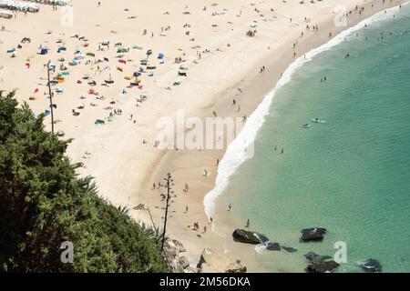 Nazare, Portugal - 16. August 2022: Blick aus der Vogelperspektive auf Praia de Nazare, Nazare Beach und die Stadt Nazare im Stadtteil Leiria von Portugal. Stockfoto