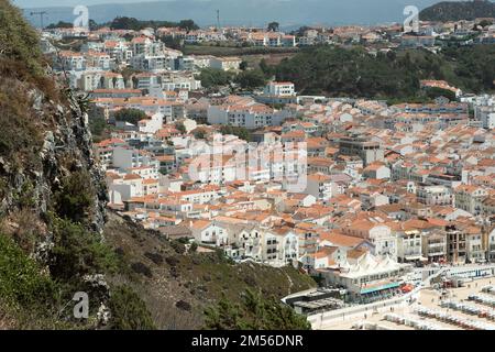 Nazare, Portugal - 16. August 2022: Blick aus der Vogelperspektive auf Praia de Nazare, Nazare Beach und die Stadt Nazare im Stadtteil Leiria von Portugal. Stockfoto