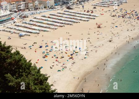 Nazare, Portugal - 16. August 2022: Blick aus der Vogelperspektive auf Praia de Nazare, Nazare Beach und die Stadt Nazare im Stadtteil Leiria von Portugal. Stockfoto