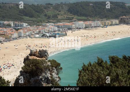 Nazare, Portugal - 16. August 2022: Blick aus der Vogelperspektive auf Praia de Nazare, Nazare Beach und die Stadt Nazare im Stadtteil Leiria von Portugal. Stockfoto