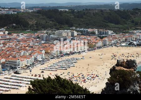 Nazare, Portugal - 16. August 2022: Blick aus der Vogelperspektive auf Praia de Nazare, Nazare Beach und die Stadt Nazare im Stadtteil Leiria von Portugal. Stockfoto