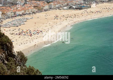 Nazare, Portugal - 16. August 2022: Blick aus der Vogelperspektive auf Praia de Nazare, Nazare Beach und die Stadt Nazare im Stadtteil Leiria von Portugal. Stockfoto