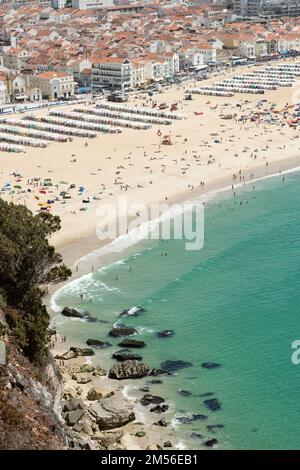 Nazare, Portugal - 16. August 2022: Blick aus der Vogelperspektive auf Praia de Nazare, Nazare Beach und die Stadt Nazare im Stadtteil Leiria von Portugal. Stockfoto