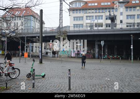 Berlin, Deutschland - 21. Dezember 2022 - in der Nähe des S-Bahnhofs Hackescher Markt. (Foto: Markku Rainer Peltonen) Stockfoto