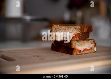 Hausgemachter Käsetoast, geschmolzener Käsetoast mit hausgemachtem, gesundem Brot Stockfoto