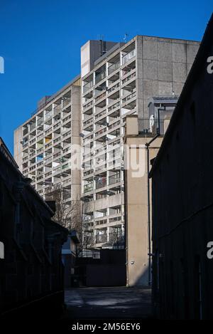 Blick auf das Linksview House im Stadtteil Kirkgate von Leith in Edinburgh, ein städtisches Wohnkonzept, das zwischen 1964 und 1967 erbaut wurde. Stockfoto