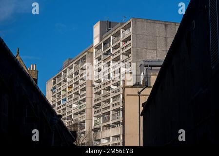 Blick auf das Linksview House im Stadtteil Kirkgate von Leith in Edinburgh, ein städtisches Wohnkonzept, das zwischen 1964 und 1967 erbaut wurde. Stockfoto