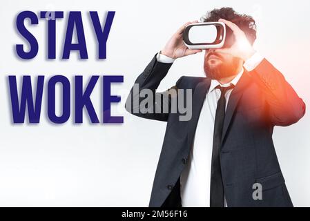 Textzeichen mit dem Hinweis „Stay Wake“ (wach bleiben). Konzeptfoto Bewusstsein für Ihre Umgebung und Geschehnisse Halten Sie sich auf dem Laufenden Stockfoto