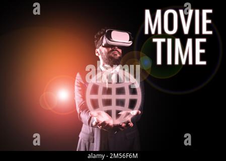 Handgeschriebenes Schild Filmzeit, konzeptionelles Foto die geplante oder tatsächliche Zeit, zu der eine Vorstellung oder ein Film beginnt Stockfoto