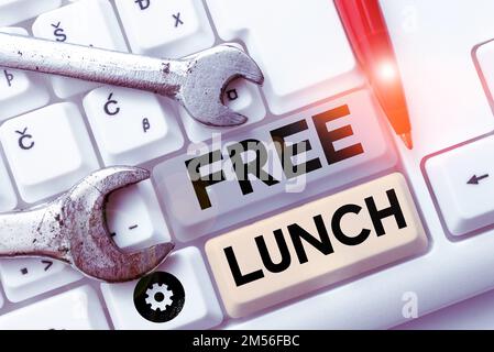Schild mit der Aufschrift „kostenloses Mittagessen“. Ein Wort für etwas, das man umsonst bekommt und für das man normalerweise arbeiten oder bezahlen muss Stockfoto