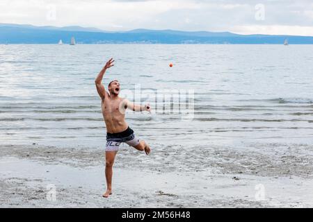 Split, Kroatien. 26. Dezember 2022. Am 26. Dezember 2022 spielen die Menschen am Bacvice Beach in Split, Kroatien, ein traditionelles Ballspiel mit Picigin. Foto: Miroslav Lelas/PIXSELL Credit: Pixsell/Alamy Live News Stockfoto
