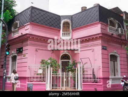 Buenos Aires, Argentinien. 22. November 2019. Elegantes rosa altes Haus in einer Ecke von Barrio Flores, Buenos Aires Stockfoto