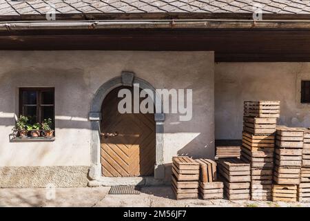 Fassade eines alten Hauses in einem alpinen Dorf Stockfoto