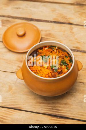 Kartoffeln in einem Topf mit Fleisch und Gemüse gebacken Stockfoto