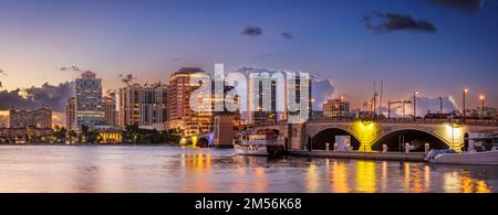Blick auf die Skyline der Innenstadt von West Palm Beach bei Sonnenuntergang Stockfoto