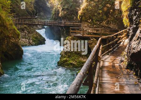 Sonnenuntergang über der Vintgar-Schlucht im Herbst Sloweniens Stockfoto