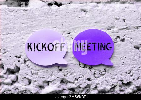 Schreiben mit Text Kickoff Meeting. Geschäftsausstellung Sonderdiskussion über die mit dem Projekt verbundenen Rechtvorschriften Stockfoto