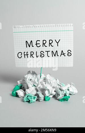 Textbeschriftung mit Frohe Weihnachten. Konzeptfoto-Jahrestradition zur Feier der Geburt Jesu Christi Stockfoto