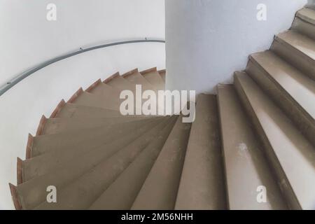 Alte Betonspiraltreppe im Schloss Stockfoto