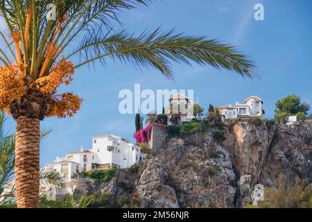 Costa Tropical, Provinz Granada, Andalusien, Südspanien. Luxushotel über Puerto Deportivo (Sporthafen), Marina del Este an der Punta de la Stockfoto