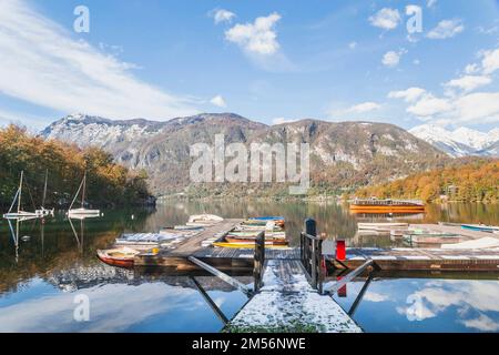 Liegeplatz mit Booten auf dem Bohinjsee in Slowenien Stockfoto