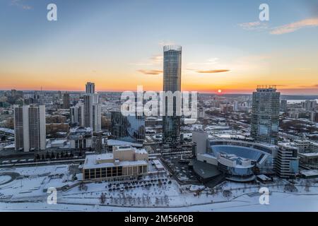 Jekaterinburg-Stadt mit Gebäuden der Regionalregierung und des Parlaments, Dramatisches Theater, Iset-Turm, Yeltsin-Zentrum, Panoramablick bei Sonnenuntergang im Winter Stockfoto