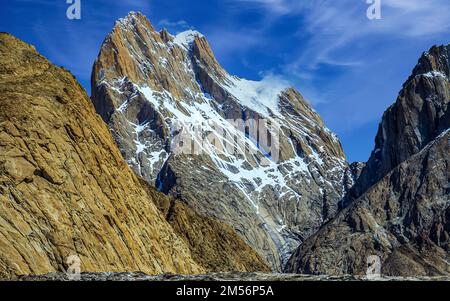 Die Trango Towers sind eine Familie von Felsentürmen in Gilgit-Baltistan, im Norden von Pakistan nea, der K2 Gipfel 8.611 m hoch Stockfoto