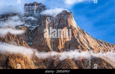 Die großen Trango Towers und Gletscher in der Nähe des Gipfels von K2 Stockfoto