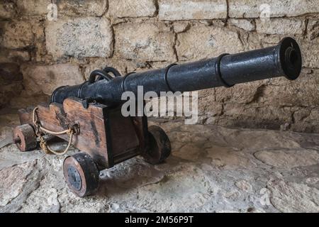 Mittelalterliche Kanone in einem alten verlassenen Schloss Stockfoto
