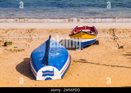 Zwei Boote am Strand von Tarrafal im Norden der Insel Santiago, Cabo Verde, Atlantische Insel Afrika Stockfoto