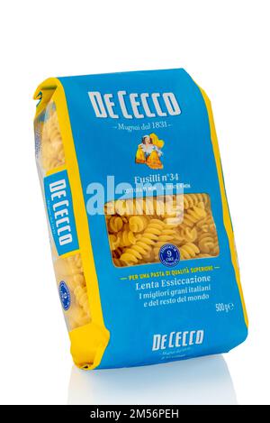 Fara San Martino, Abruzzo, Italien - 22. Dezember 2022: Pasta De Cecco Packung mit Fusilli-Makkaroni, isoliert auf weiß. De Cecco ist ein altes und berühmtes Italia Stockfoto