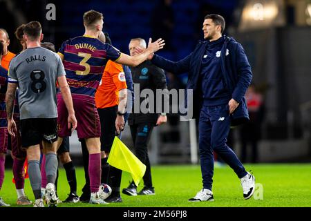 Cardiff, Großbritannien. 26. Dezember 2022. Cardiff City Manager Mark Hudson (R) mit Jimmy Dunne von Queens Park Rangers (L) EFL Skybet Championship Match, Cardiff City gegen Queens Park Rangers im Cardiff City Stadium in Cardiff, Wales am zweiten Weihnachtsfeiertag, Montag, den 26. Dezember 2022. Dieses Bild darf nur zu redaktionellen Zwecken verwendet werden. Nur redaktionelle Verwendung, Lizenz für kommerzielle Verwendung erforderlich. Keine Verwendung bei Wetten, Spielen oder Veröffentlichungen von Clubs/Ligen/Spielern. Bild von Lewis Mitchell/Andrew Orchard Sportfotografie/Alamy Live News Kredit: Andrew Orchard Sportfotografie/Alamy Live News Stockfoto