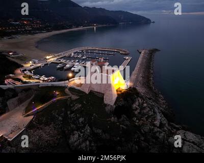 Luftaufnahme über Sperlonga mit Booten im Hafen und Touristenattraktion Torre Truglia Stockfoto