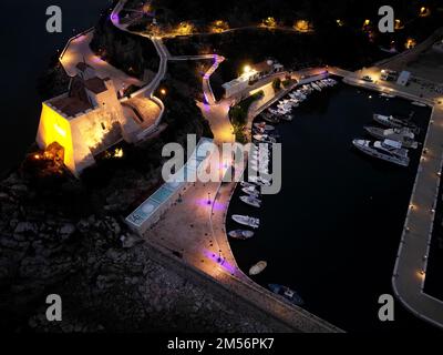 Eine Luftaufnahme über die Stadt Sperlonga und die Touristenattraktion Torre Truglia bei Nacht Stockfoto